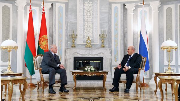Председатель правительства РФ Михаил Мишустин и президент Белоруссии Александр Лукашенко во время встречи в Минске