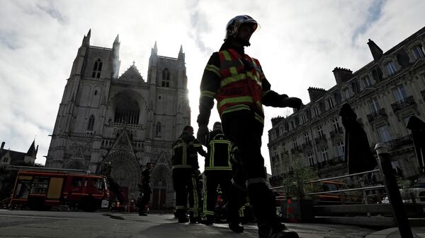 Пожарные во время ликвидации возгорания в Соборе святого Петра и Павла в Нанте, Франция