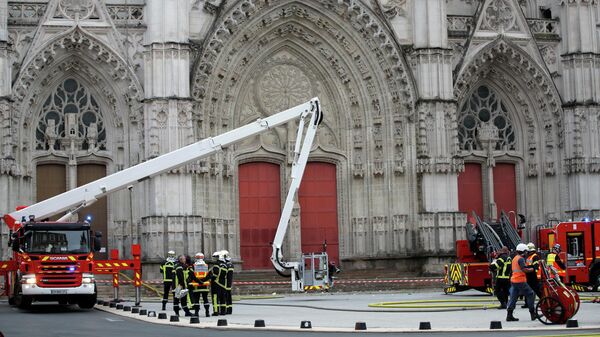 Пожарные во время ликвидации возгорания в Соборе святого Петра и Павла в Нанте, Франция