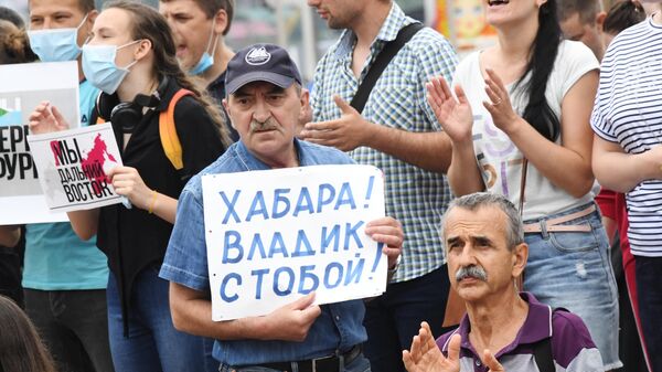 Участники несанкционированной акции в поддержку губернатора Хабаровского края Сергея Фургала во Владивостоке
