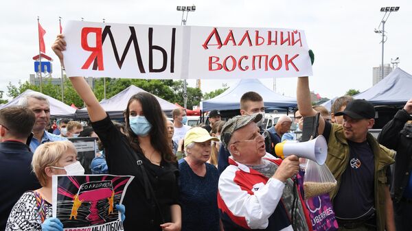 Участники несанкционированной акции в поддержку губернатора Хабаровского края Сергея Фургала