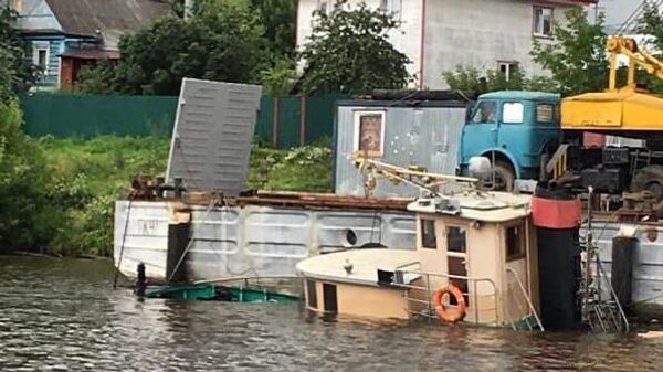 В Красногорске акватории реки Москва в районе улицы Центральной затонул частный буксир Январь