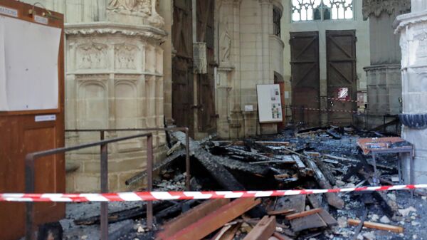 Завалы после пожара внутри Собора Святых Петра и Павла во французском Нанте