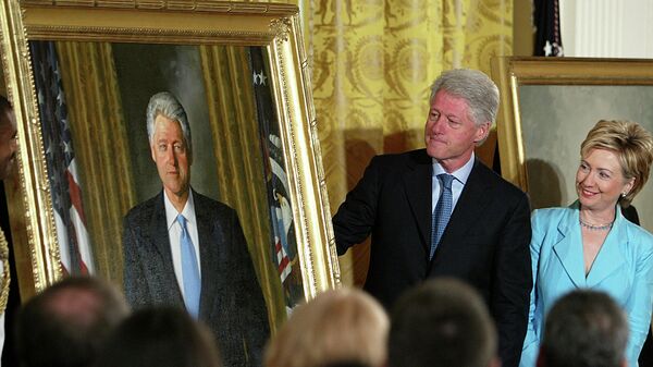 Бывший президент США Билл Клинтон и сенатор Хиллари Клинтон на церемонии презентации официального портрета Клинтона для белого дома