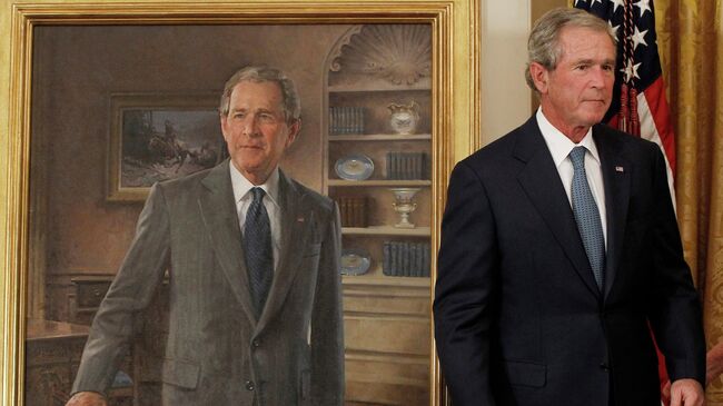 Бывший президент США Джордж Буш-младший рядом со своим официальным портретом для Белого Дома