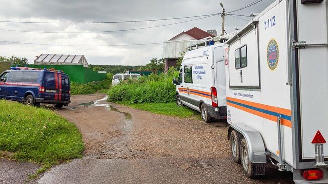 Оперативные службы на месте затопленного буксира в акватории Москвы-реки в районе Красногорска