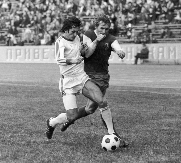 Александр Бережной и Владимир Казаченок в борьбе за мяч, 1977 год Александр Бережной и Владимир Казаченок в борьбе за мяч, 1977 год