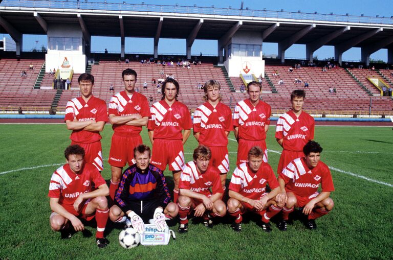 Игроки московского Спартака: Дмитрий Хлестов, Гинтарас Стауче, Андрей Пятницкий, Валерий Карпин, Николай Писарев (слева направо на первом плане) и Игорь Ледяхов, Андрей Иванов, Дмитрий Радченко, Владимир Бесчастных, Виктор Онопко, Дмитрий Попов (слева направо на втором плане), 1993 год Игроки московского Спартака: Дмитрий Хлестов, Гинтарас Стауче, Андрей Пятницкий, Валерий Карпин, Николай Писарев (слева направо на первом плане) и Игорь Ледяхов, Андрей Иванов, Дмитрий Радченко, Владимир Бесчастных, Виктор Онопко, Дмитрий Попов (слева направо на втором плане), 1993 год