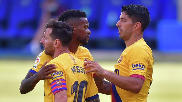 Barcelona's Portuguese defender Nelson Semedo (C) celebrates his goal with teammates Barcelona's Uruguayan forward Luis Suarez (R) and Barcelona's Argentinian forward Lionel Messi during the Spanish league football match between Deportivo Alaves and FC Barcelona at the Mendizorroza stadium in Vitoria on July 19, 2020. (Photo by ANDER GILLENEA / AFP)