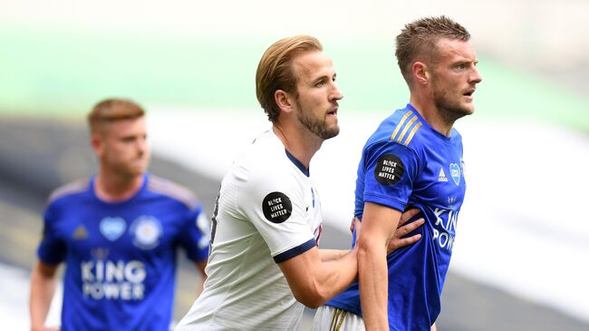 Tottenham Hotspur's English striker Harry Kane (C) vies with Leicester City's English striker Jamie Vardy (R) during the English Premier League football match between Tottenham Hotspur and Leicester City at Tottenham Hotspur Stadium in London, on July 19, 2020. (Photo by Michael Regan / POOL / AFP) / RESTRICTED TO EDITORIAL USE. No use with unauthorized audio, video, data, fixture lists, club/league logos or 'live' services. Online in-match use limited to 120 images. An additional 40 images may be used in extra time. No video emulation. Social media in-match use limited to 120 images. An additional 40 images may be used in extra time. No use in betting publications, games or single club/league/player publications. / 