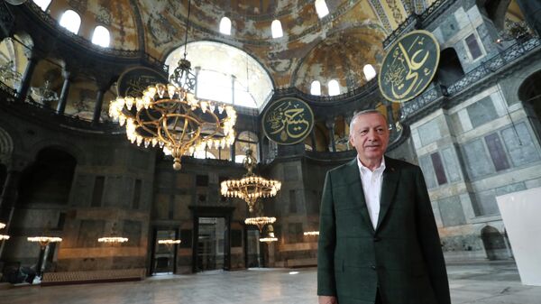 Президент Турции Тайип Эрдоган во время посещения собора Святой Софии в Стамбуле