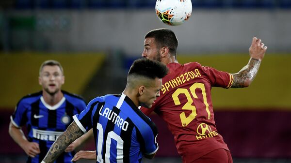 AS Roma's Italian defender Leonardo Spinazzola (R) vies for the ball with Inter Milan's Argentinian forward Lautaro Martinez  during the Italian Serie A football match between AS Roma and Inter Milan on July 19, 2020, at the Olympic Stadium in Rome. (Photo by Filippo MONTEFORTE / AFP)