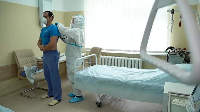 Доброволец, участвующий в испытаниях вакцины от COVID-19