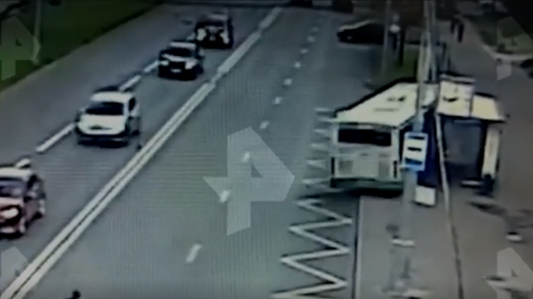 ДТП с врезавшимся в остановку в Москве автобусом попало на видео