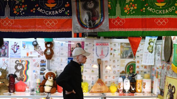 Посетитель выставки, приуроченной к 40-летию со дня открытия Олимпийских игр 1980 года в Москве