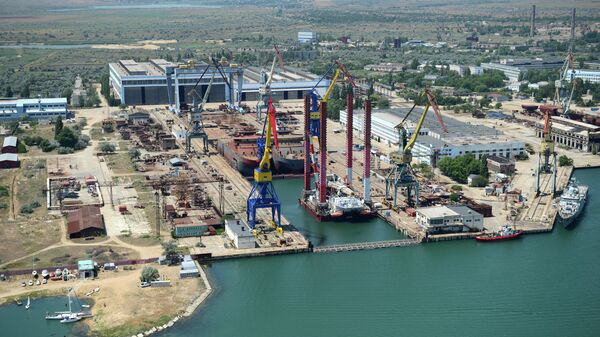 Вид на судостроительный завод Залив в Керчи