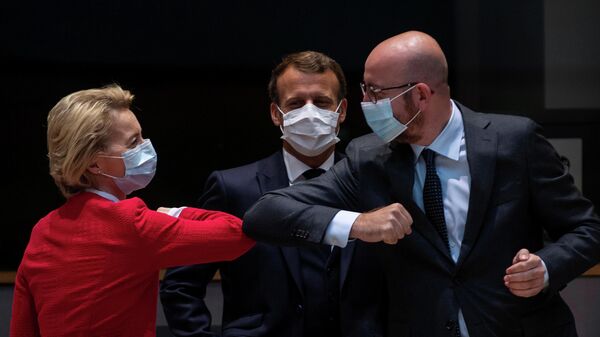 Председатель Европейской комиссии Урсула фон дер Ляйен и председатель Европейского совета Шарль Мишель приветствуют друг друга на первом очном саммите ЕС после пандемии 