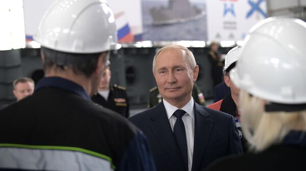 Президент РФ Владимир Путин во время общения с сотрудниками судостроительного завода Залив