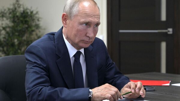 Президент РФ Владимир Путин во время встречи с заместителем председателя правительства РФ Юрием Борисовым
