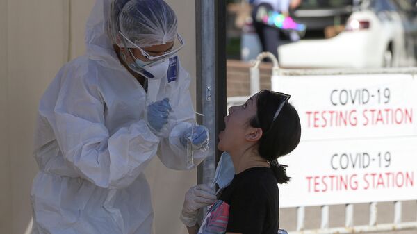 Женщина проходит тест на коронавирус в Алмате, Казахстан