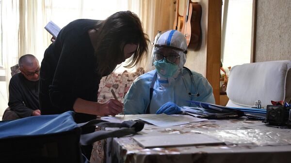 Медицинский работник во время визита к пациентам, контактировавшим с заболевшими коронавирусом, в Минске
