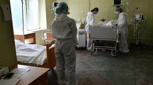 Медицинский персонал в отделении интенсивной терапии для пациентов с COVID-19 Львовской больницы, Украина