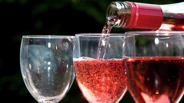 Розовое игристое вино