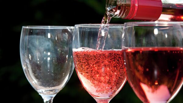 Розовое игристое вино