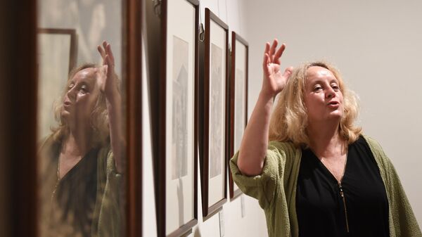 Куратор выставки Ирина Шуманова во время открытия выставки Предчувствуя ХХ век в Третьяковской галерее.