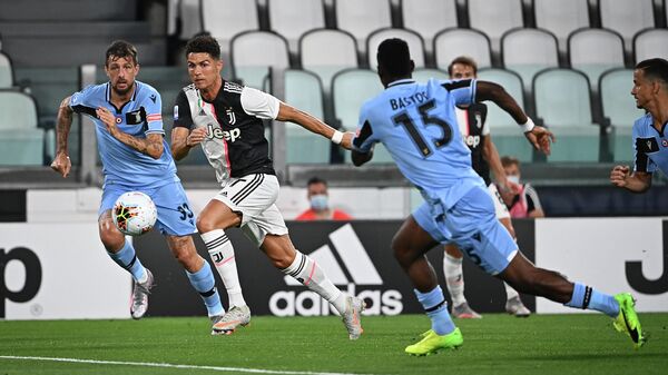 Juventus' Portuguese forward Cristiano Ronaldo (C) fights for the ball with Lazio's Italian defender Francesco Acerbi (L) and Lazio's Angolan defender Bastos (R) during the Italian Serie A football match between Juventus and Lazio, on July 20, 2020 at the Allianz stadium, in Turin, northern Italy. (Photo by Isabella BONOTTO / AFP)