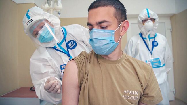 Доброволец во время финальной стадии испытаний вакцины от коронавируса в палате Главного военного клинического госпиталя имени Н. Н. Бурденко