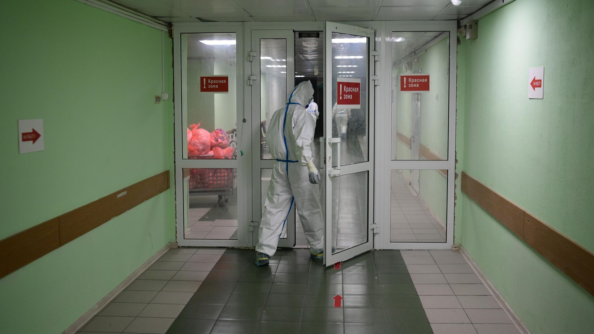Медицинский работник входит в красную зону госпиталя COVID-19 городской клинической больницы № 15 имени О. М. Филатова в Москве - РИА Новости, 1920, 19.01.2021
