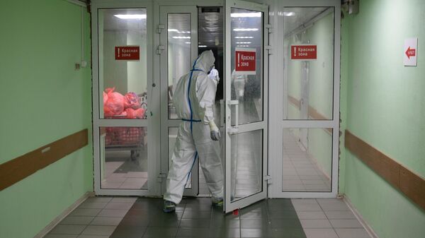 Медицинский работник входит в красную зону госпиталя COVID-19 городской клинической больницы № 15 имени О. М. Филатова в Москве