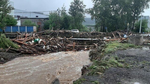 Дома и мосты уносит водой: последствия ливней в Свердловской области - РИА Новости, 1920, 21.07.2020