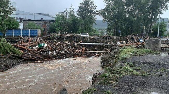 Дома и мосты уносит водой: последствия ливней в Свердловской области