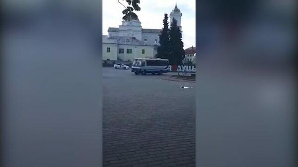 Кадры с площади в Луцке, где неизвестный захватил автобус с заложниками