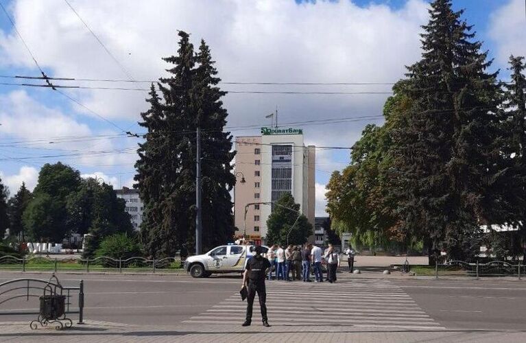 Сотрудники полиции в оцеплении у места, где мужчина захватил автобус с 20 заложниками в Луцке