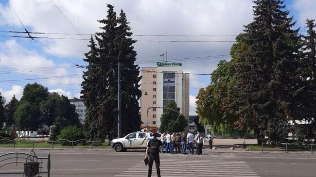 Сотрудники полиции в оцеплении у места, где мужчина захватил автобус с 20 заложниками в Луцке