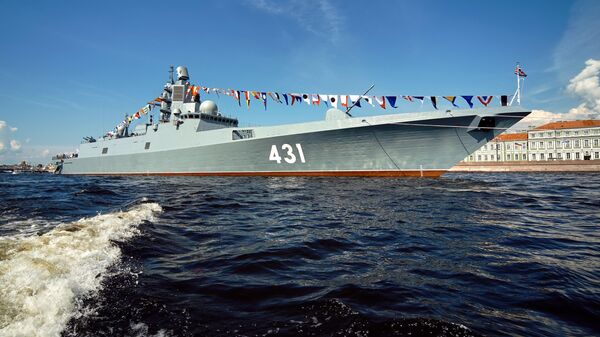 Фрегат Адмирал флота Касатонов на рейде реки Невы в Санкт-Петербурге