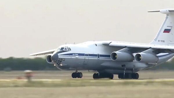 Самолет Ил-76 военно-транспортной авиации во время вылета на тушение природного пожара в Оренбургской области. Кадр видео