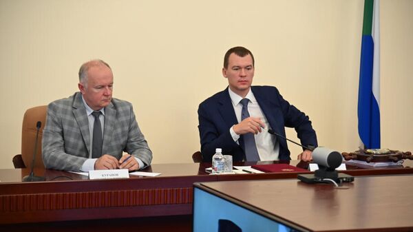 Временно исполняющий обязанности губернатора Хабаровского края Михаил Дегтярев (справа)