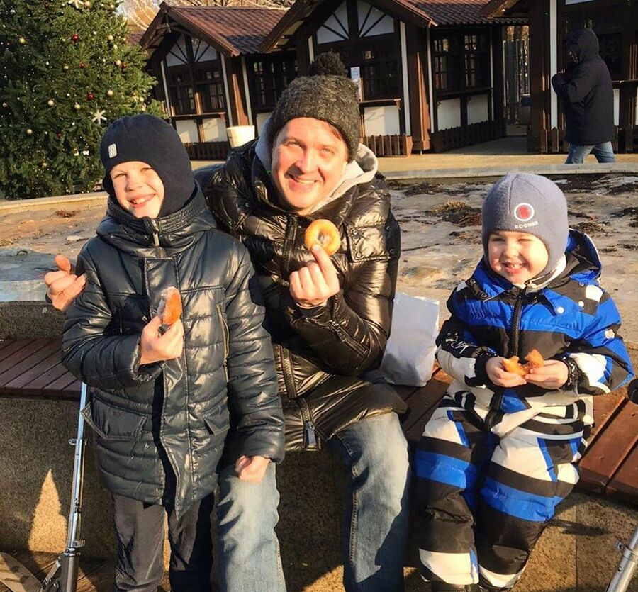 Актер Денис Матросов с семьей