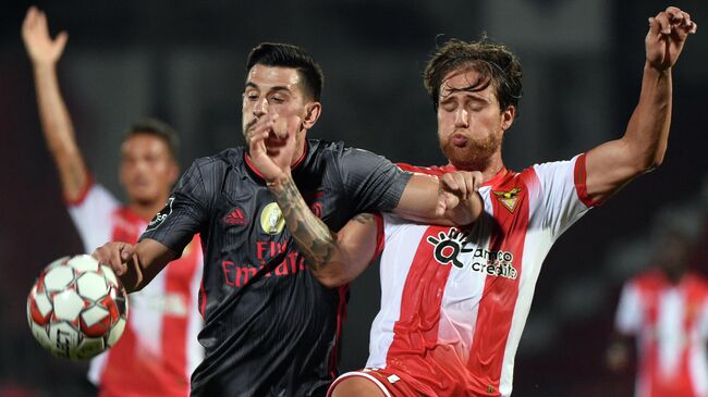 Benfica's Portuguese midfielder Pizzi (L) vies with Aves' Portuguese midfielder Bruno Morais during the Portuguese League football match between CD Aves and SL Benfica at the CD Aves stadium in Aves on July 21, 2020. (Photo by MIGUEL RIOPA / AFP)