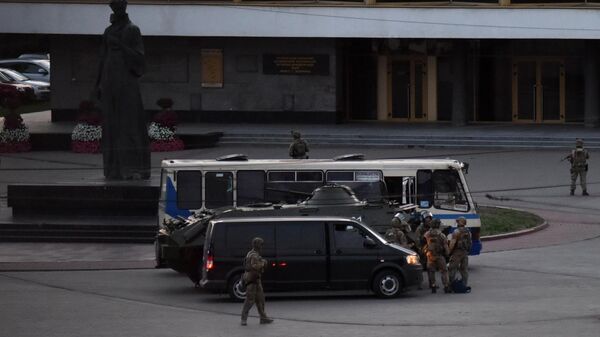 Сотрудники специальных служб проводят штурм автобуса, захваченного мужчиной, имеющим при себе взрывчатку и оружие
