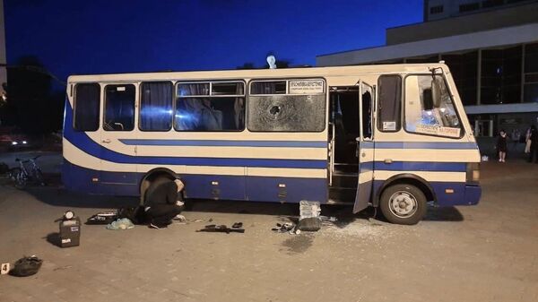 Эксперты-криминалисты проводят следственные действия у автобуса в Луцке