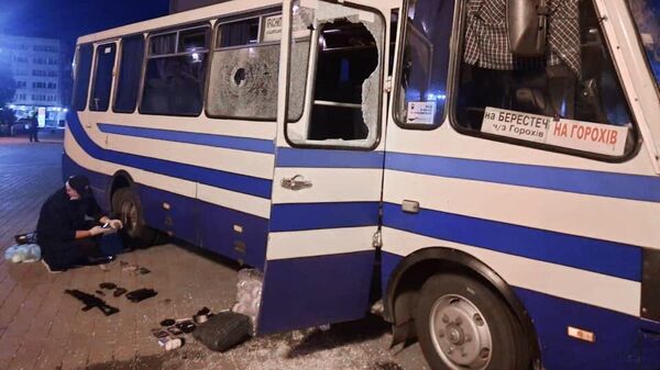 Эксперты-криминалисты проводят следственные действия у автобуса в Луцке