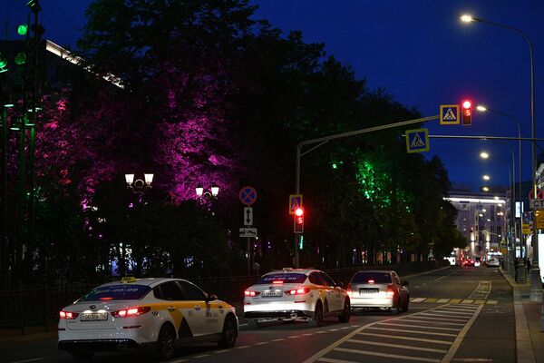 Подсветка деревьев на Никитском бульваре в Москве