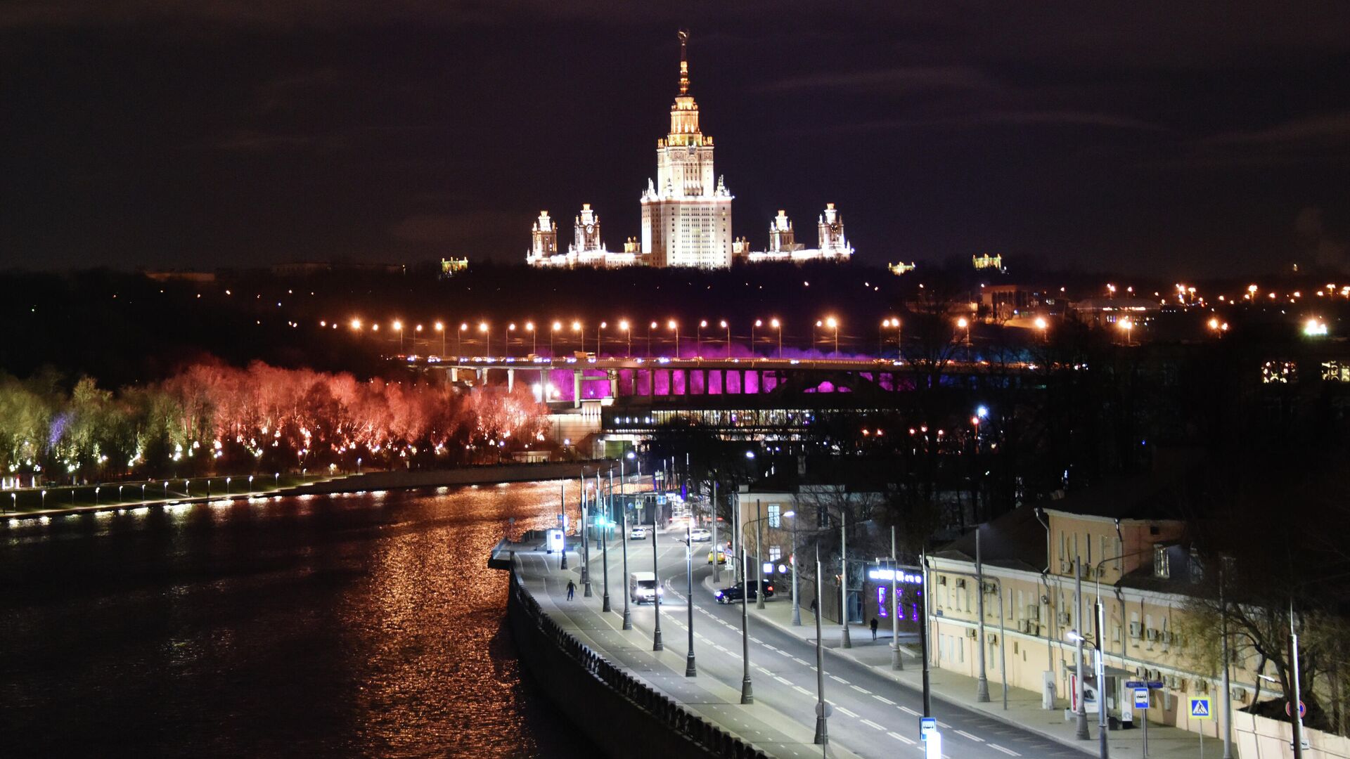 Лужнецкая набережная в Москве. На дальнем плане: здание Московского государственного университета имени М. В. Ломоносова - РИА Новости, 1920, 18.11.2020