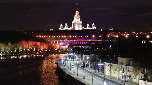 Лужнецкая набережная в Москве. На дальнем плане: здание Московского государственного университета имени М. В. Ломоносова