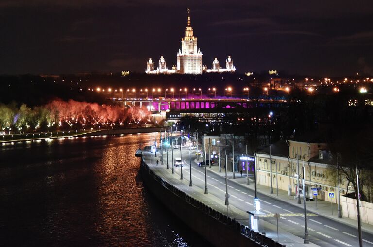 Лужнецкая набережная в Москве. На дальнем плане: здание Московского государственного университета имени М. В. Ломоносова